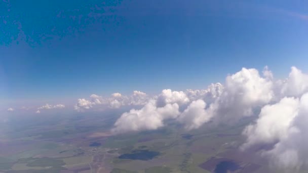 Летающие вблизи кучевых облаков — стоковое видео