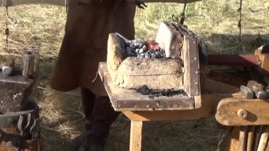 Demirci iş parçası ısıtır