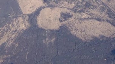 Alanlar, ormanlar ve bulutların üzerinde uçan