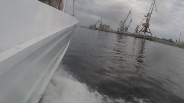 O barco passa pelos guindastes — Vídeo de Stock