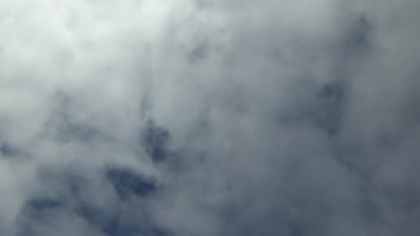 Wolken vliegen voorbij van het vliegtuig — Stockvideo