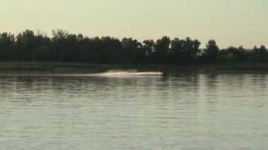 Nehirde yüzen scooter