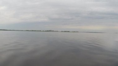 Teknenin altından uçan sprey