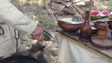 Krep tava içine döktü