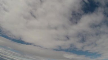 Baş yukarıda bulutların sinek