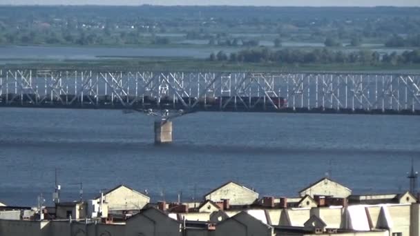 Вантажний поїзд на мосту — стокове відео