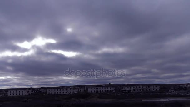 Nubes sobre la ciudad abandonada — Vídeo de stock