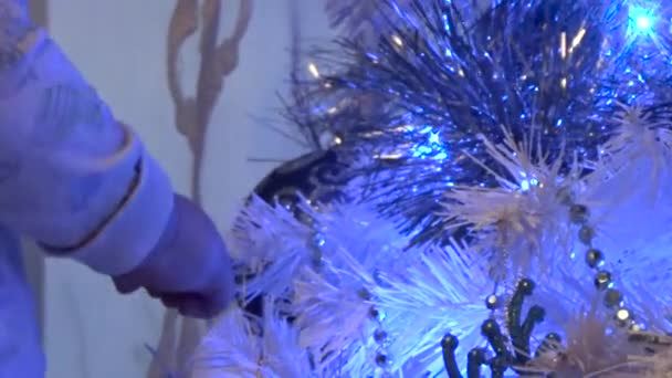 Il bambino che gioca con l'albero — Video Stock