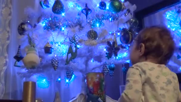 圣诞节树附近的孩子 — 图库视频影像