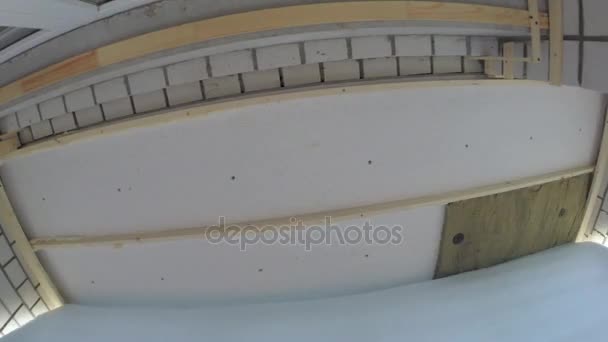 Le chauffage est placé sur le plafond 