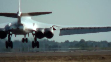 Bir bombacı paraşütle iniş