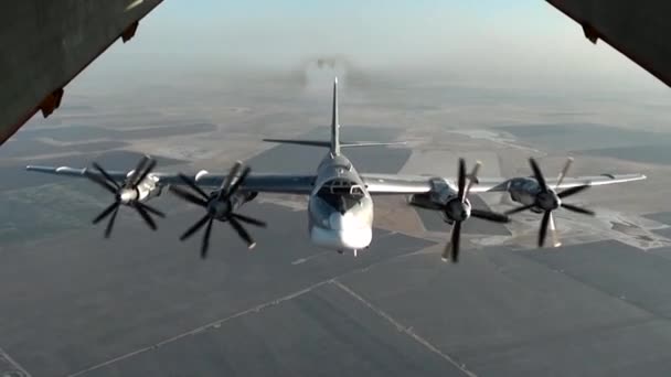 Βομβαρδιστικό αεροπλάνο πηγαίνει προς τα δεξιά — Αρχείο Βίντεο