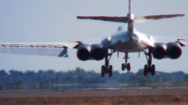Die Landung von tu-160 mit einem Fallschirm — Stockvideo