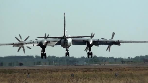 Ту-95 выполняет посадку с заднего вида — стоковое видео
