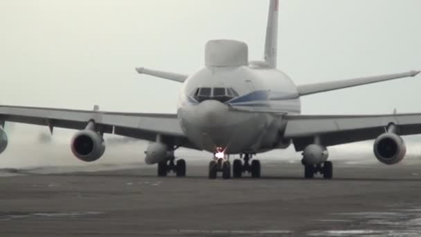 飛行場でのタクシーの Il-80 — ストック動画