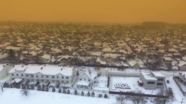 Küçük bir şehir kış çatısı