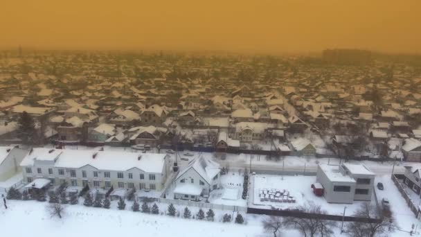 Het dak van een kleine stad in de winter — Stockvideo