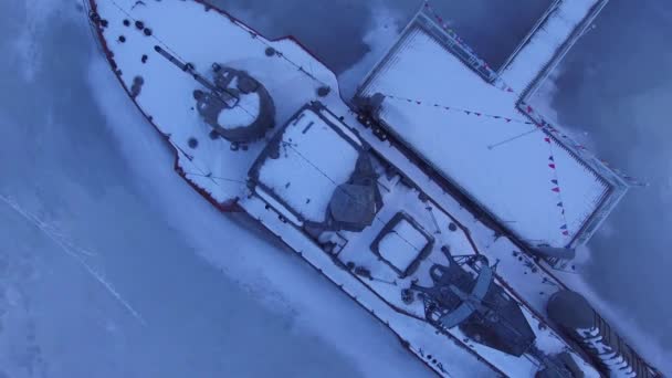 El barco está cubierto de nieve en el hielo — Vídeos de Stock