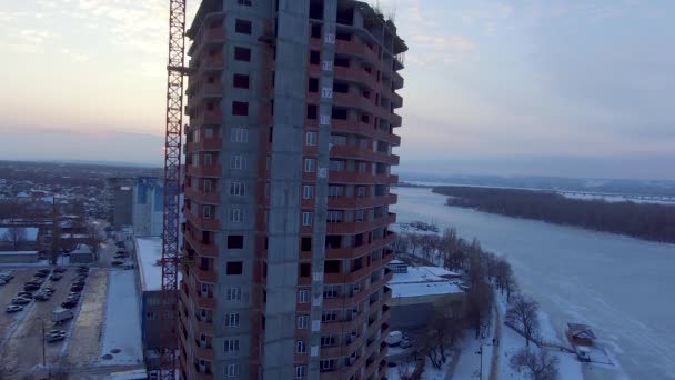 Along the skyscraper under construction — Stock Video