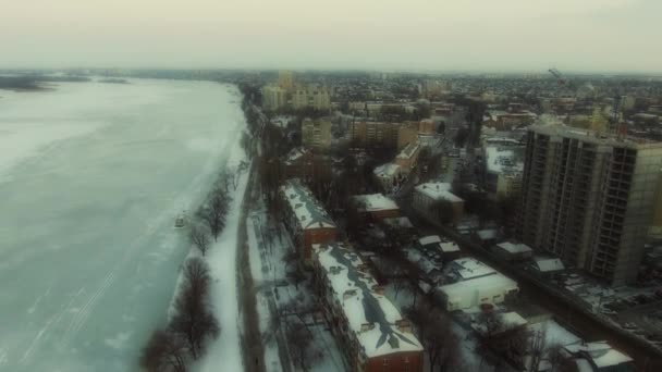 Im Winter über den Dächern der Stadt — Stockvideo