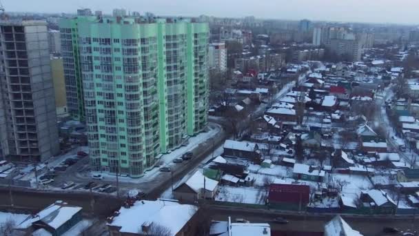 Novos edifícios perto de casas de um andar — Vídeo de Stock