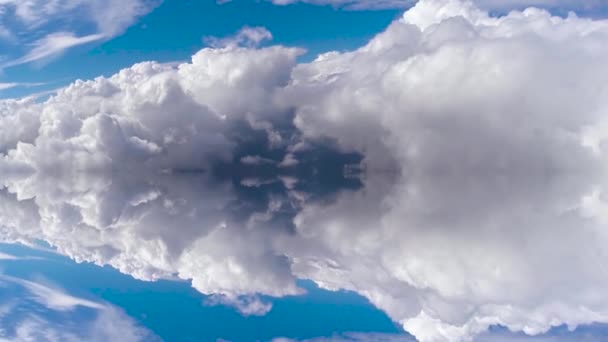 Die geschichteten Kumuluswolken — Stockvideo
