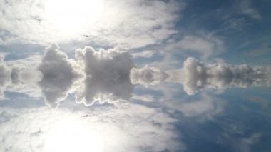 Uçak ve bulutlar yansımasıdır