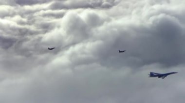 İki avcı uçakları sinek bombardıman uçağı üzerinde