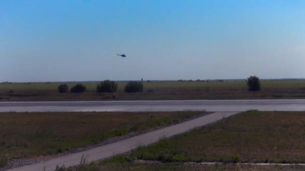 Een kleine helikopter over het vliegveld — Stockvideo