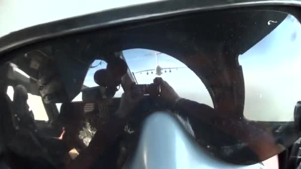Selfie pilot w szeregach tankowania — Wideo stockowe