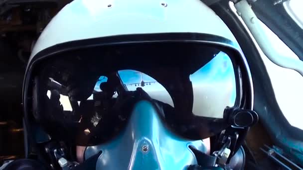 Selfie pilot v kokpitu — Stock video