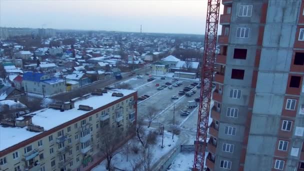 Het uitzicht over de stad, langs de gebouwen — Stockvideo