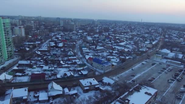 Carros atravessam as ruas de inverno — Vídeo de Stock