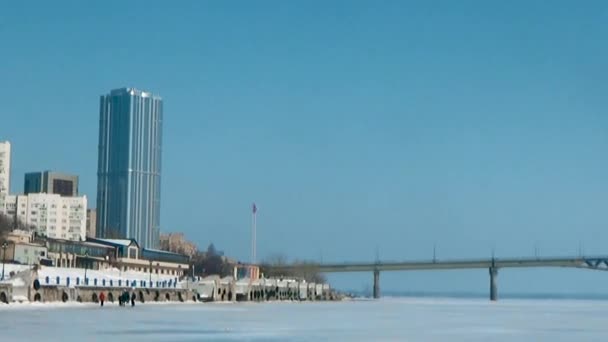 Panorama van de brug over de rivier ijs — Stockvideo