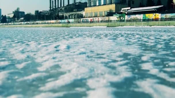 Tubos de humo en la orilla del río — Vídeos de Stock