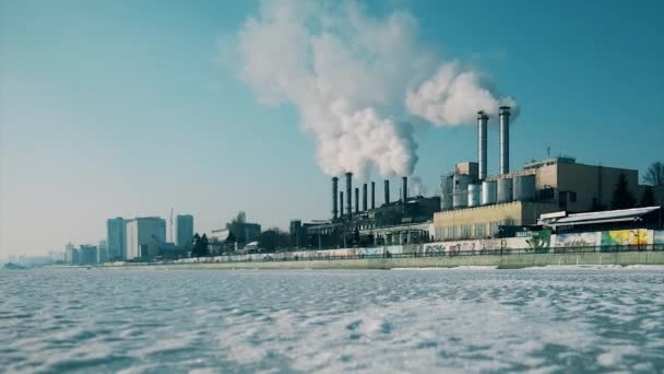 Los tubos de la planta dejan salir el humo — Vídeos de Stock