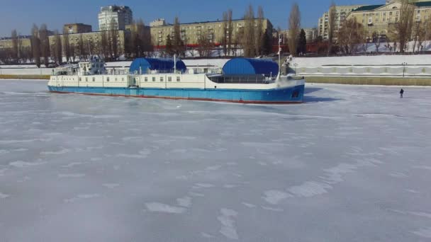 Ein kleines Schiff im Eis festgefroren — Stockvideo