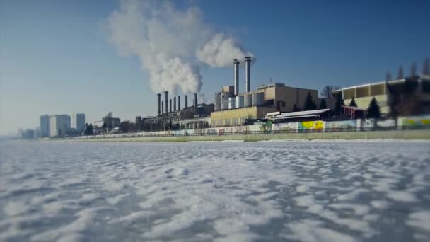 La planta produce clubes de humo — Vídeo de stock