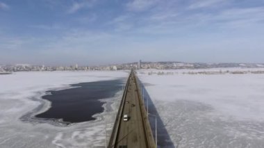 Otomobil üzerindeki köprüde binmek