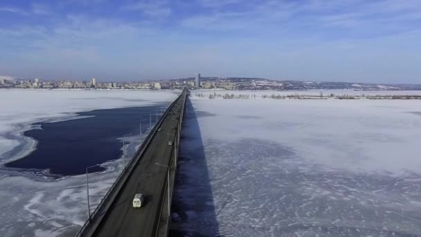 Puente con movimiento de tres carriles — Vídeo de stock