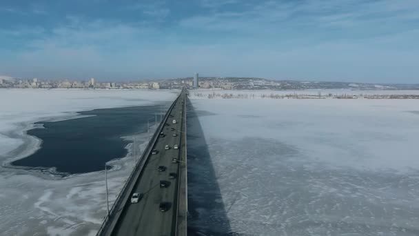 冬の川に架かる橋します。 — ストック動画