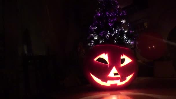 Calabaza sonriente en la noche — Vídeos de Stock