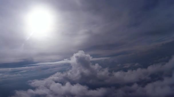 Die Wende nach dem Verlassen der Wolke — Stockvideo