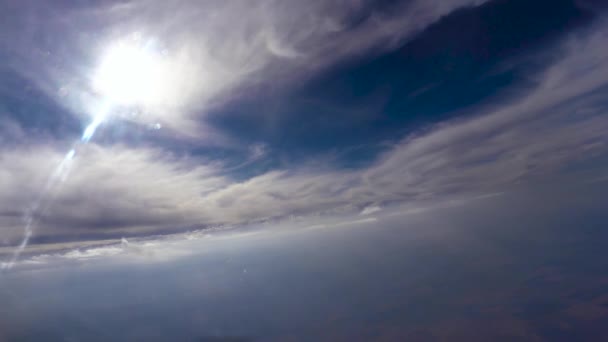 Легкі пір'яні хмари плавають — стокове відео