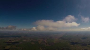 Küçük Cumulus Bulutların arasından