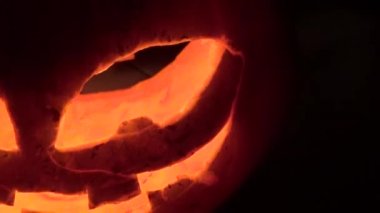 Neşeli kabak gözleriyle