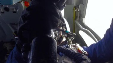 Pilot uçağı kokpitte