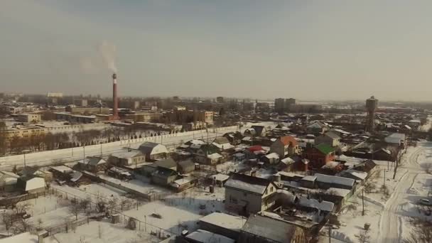 Труба курит в деревне — стоковое видео