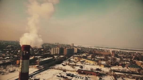 Rury zwalnia dym nad miastem — Wideo stockowe