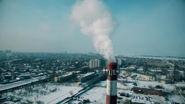 La parte superior de la pipa fuma sobre la ciudad — Vídeos de Stock